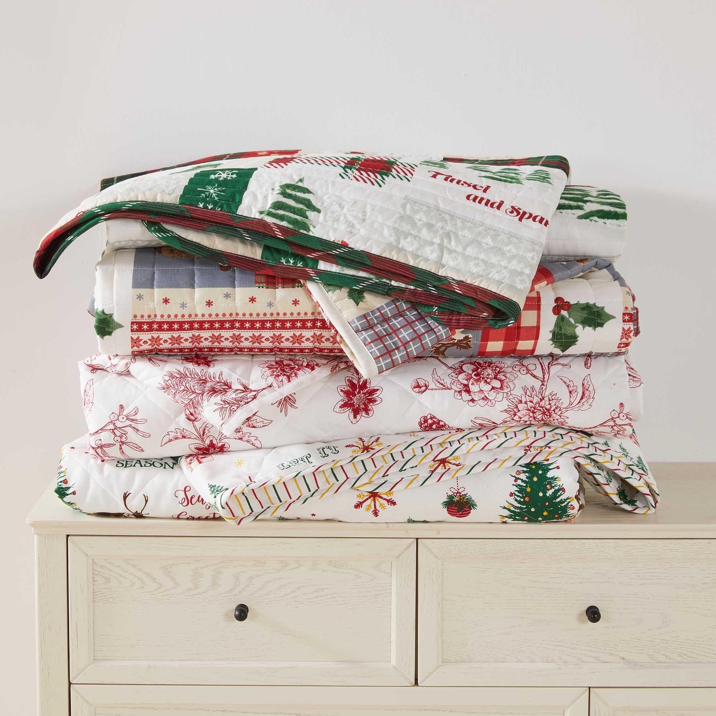Great Bay Home Twin Size Christmas Quilt Set with Shams - Vibrant, Cheerful, Christmas Prints - Reversible Holiday Seasonal Bedspread with Matching Shams (Twin/Twin XL, Holiday Patchwork)