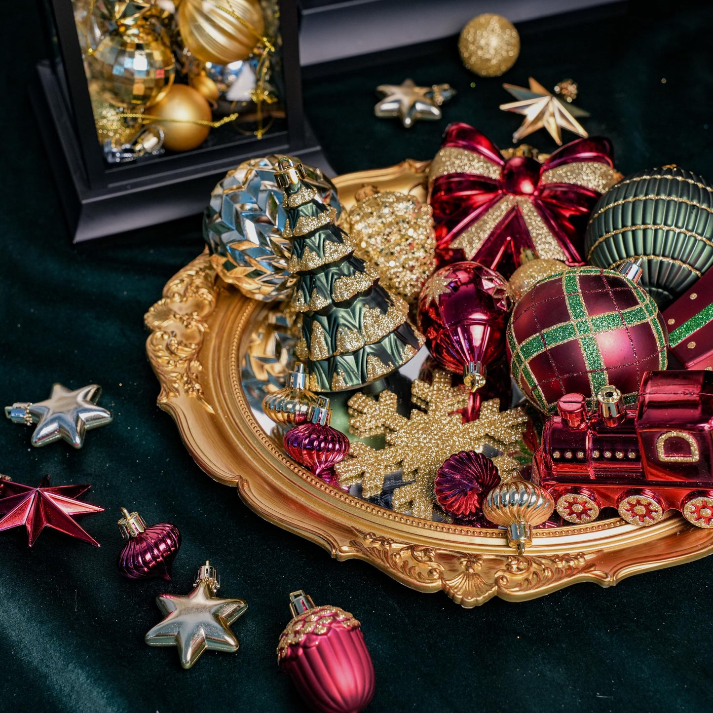 Alupssuc 82pcs Christmas Balls Ornaments Set, Delightful Classic Gift Set, Shatterproof Plastic Decor for Xmas Tree Holiday Wedding Party Decorations with Hanging Strings, Gold, Red and Green